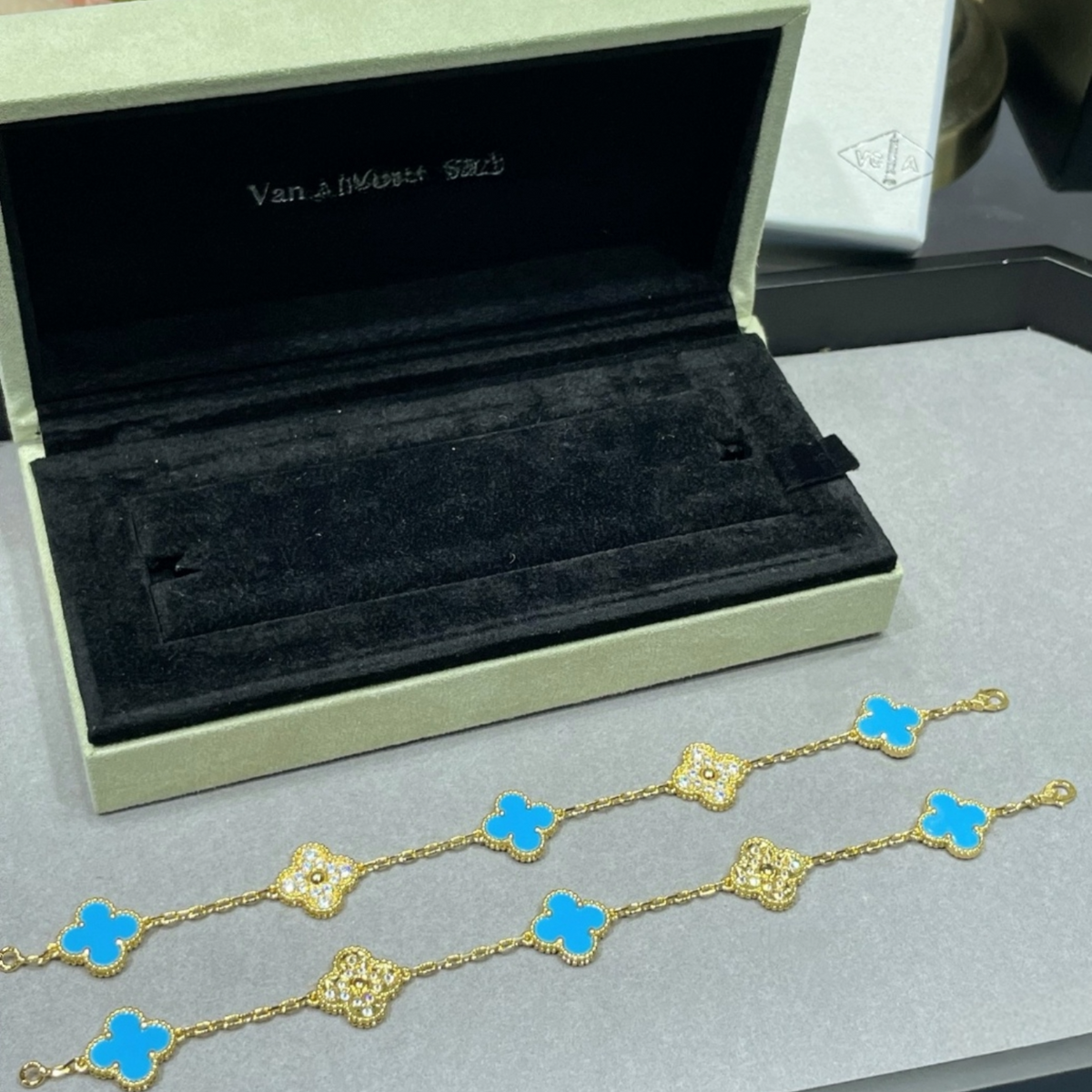 18K Gold Plated, Turquoise Clovers Bracelet, 19cm 5 motifs, yellow gold, VCA packaging