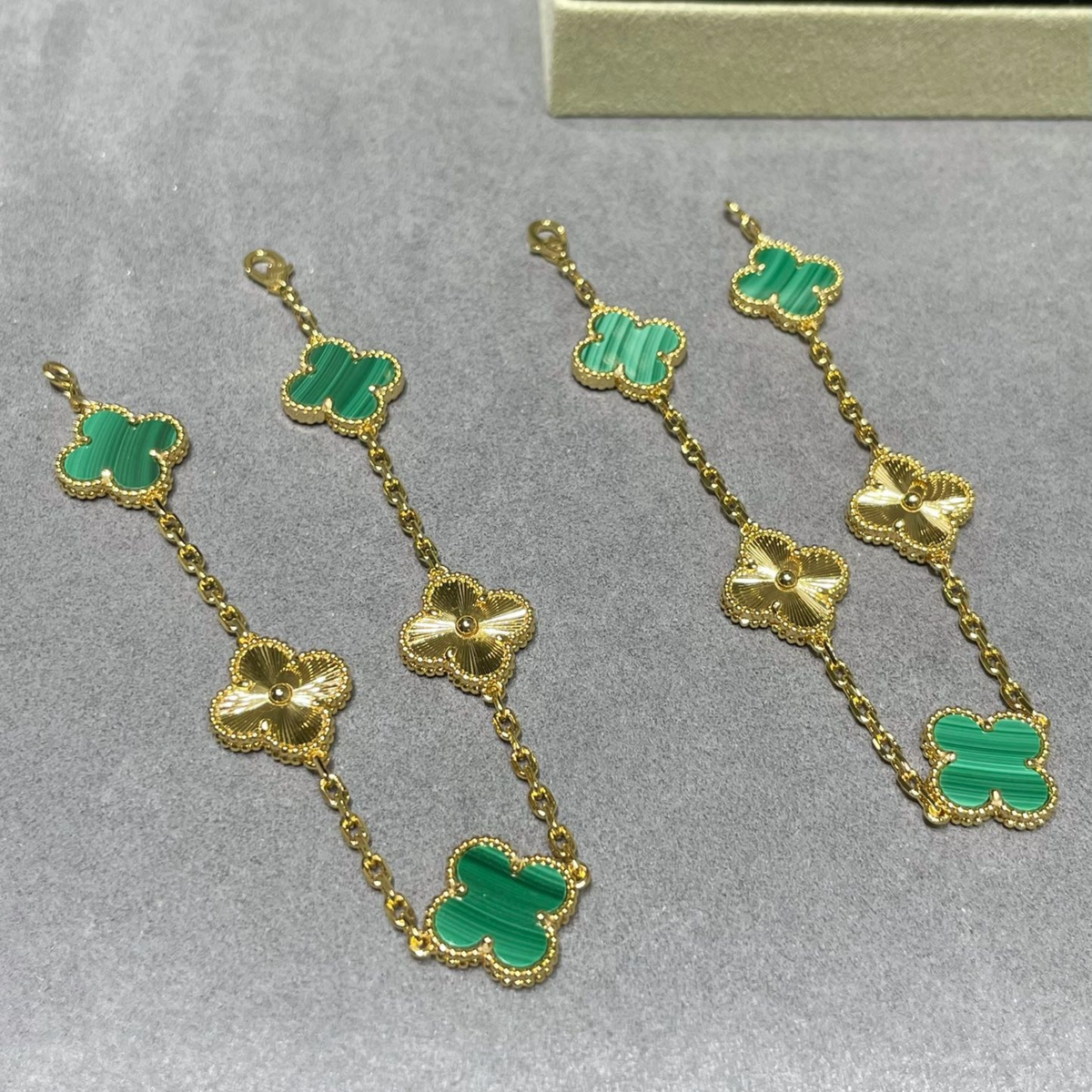 Malachite Alhambra Bracelet in 18K Yellow Gold