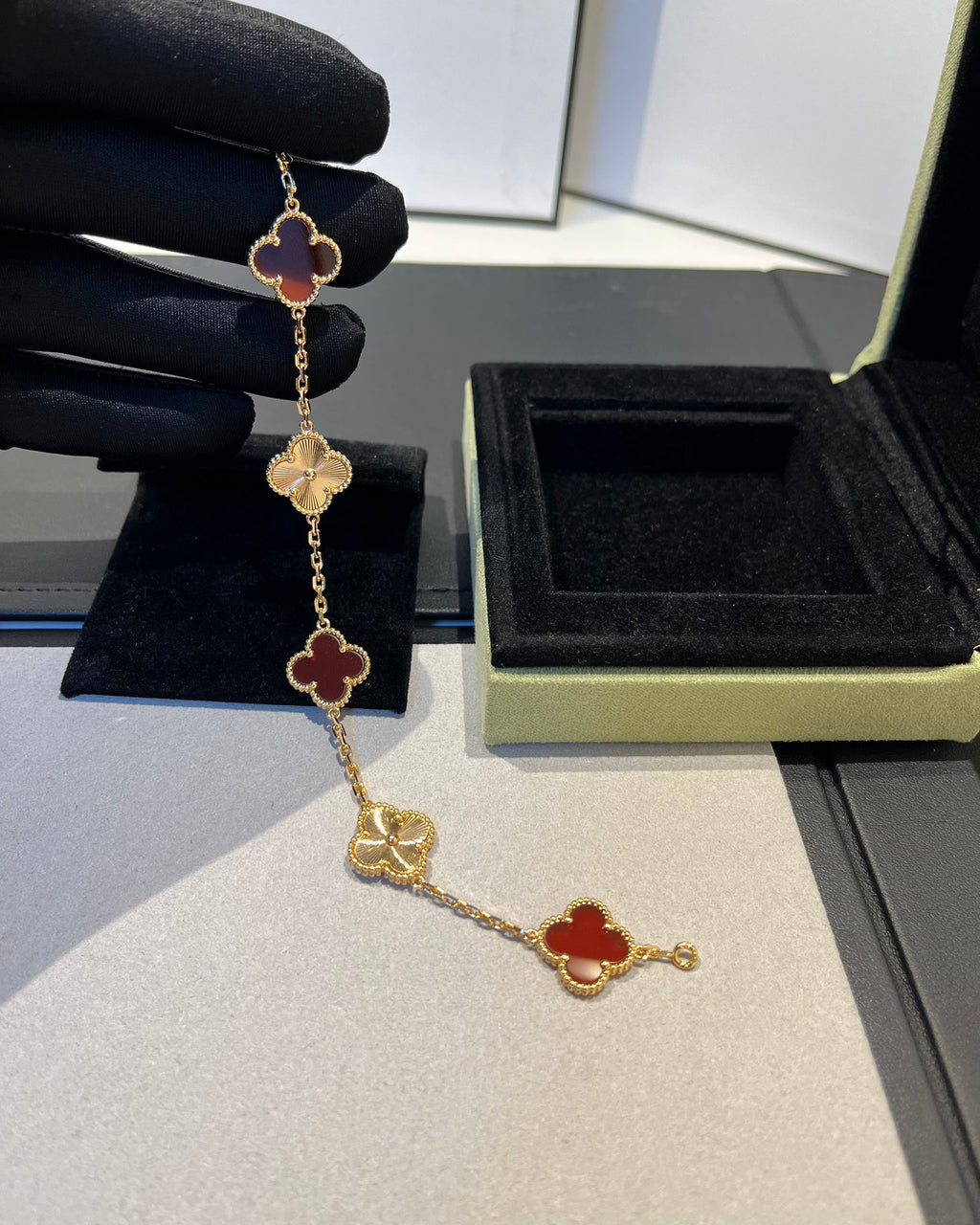 Carnelian Alhambra Bracelet in 18K Yellow Gold