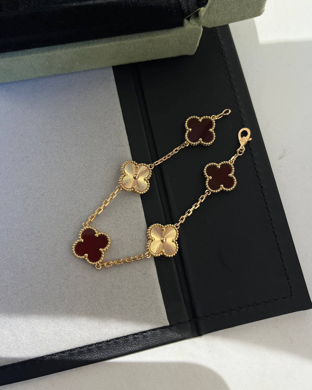 Carnelian Alhambra Bracelet in 18K Yellow Gold