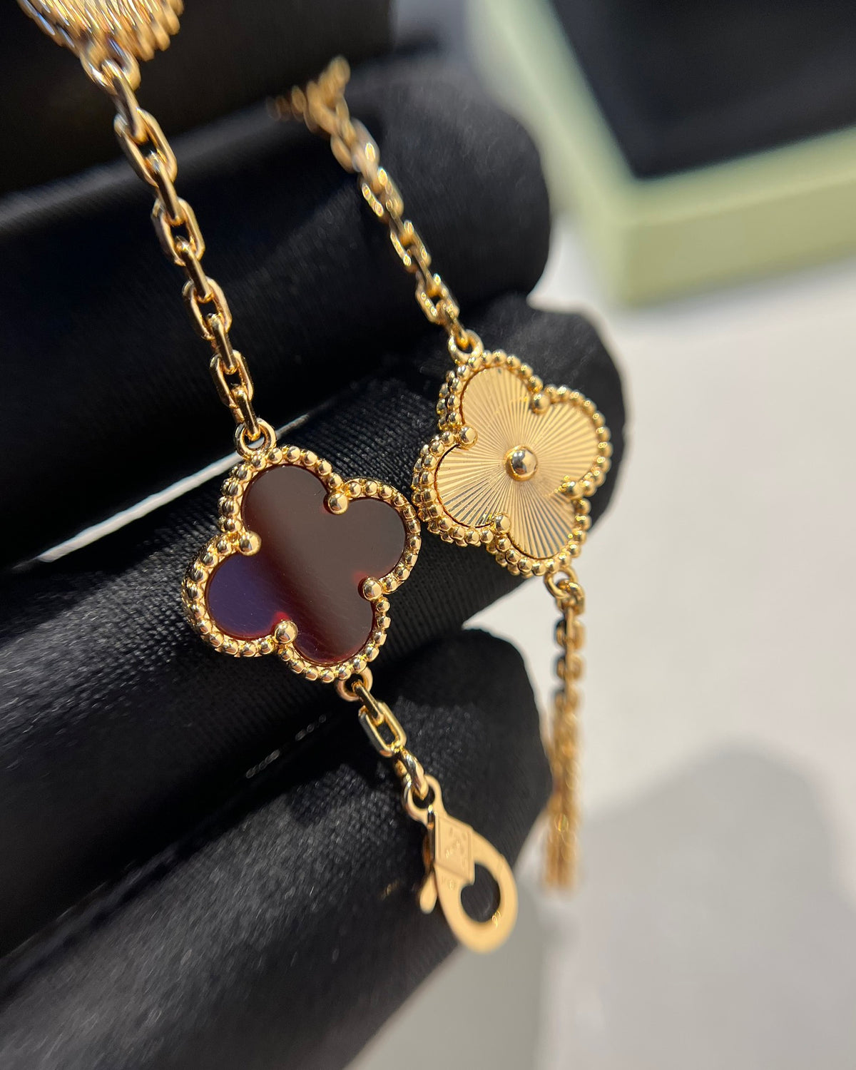 Carnelian Alhambra Bracelet in 18K Yellow Gold