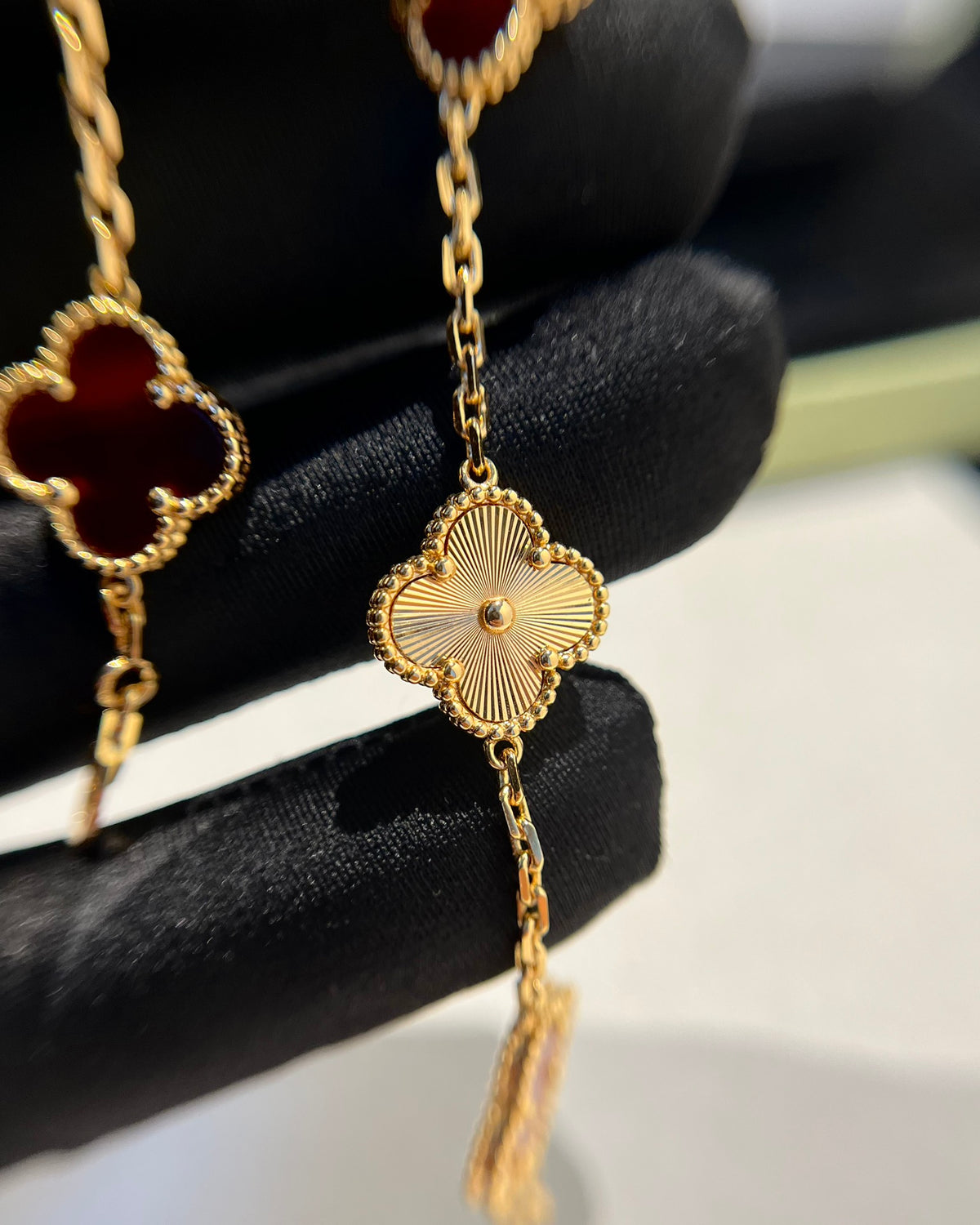 Carnelian Alhambra Bracelet in 18K Yellow Gold