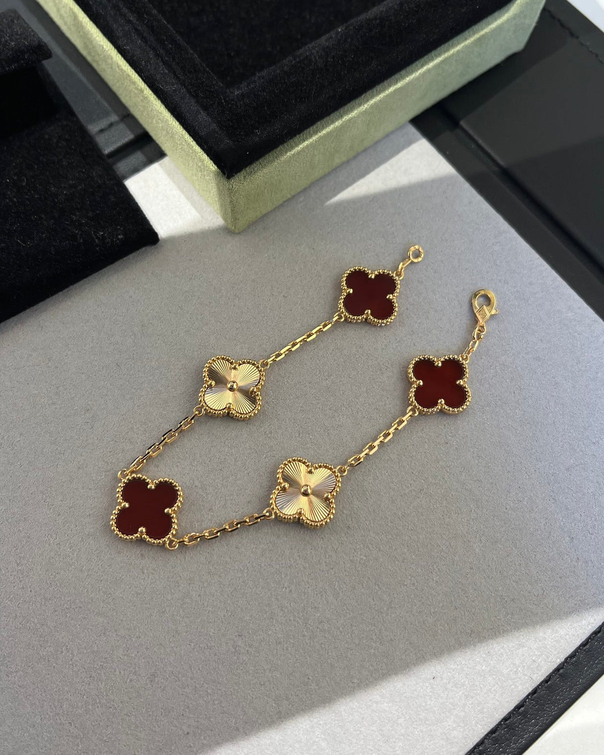 Carnelian Alhambra Bracelet in 18K Yellow Gold