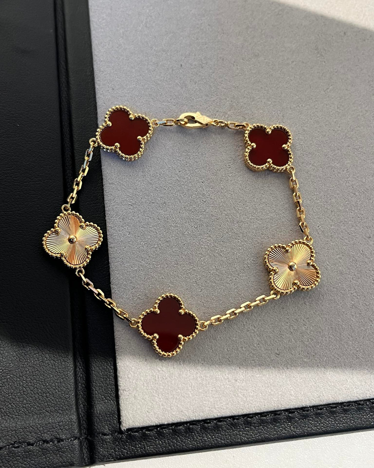 Carnelian Alhambra Bracelet in 18K Yellow Gold
