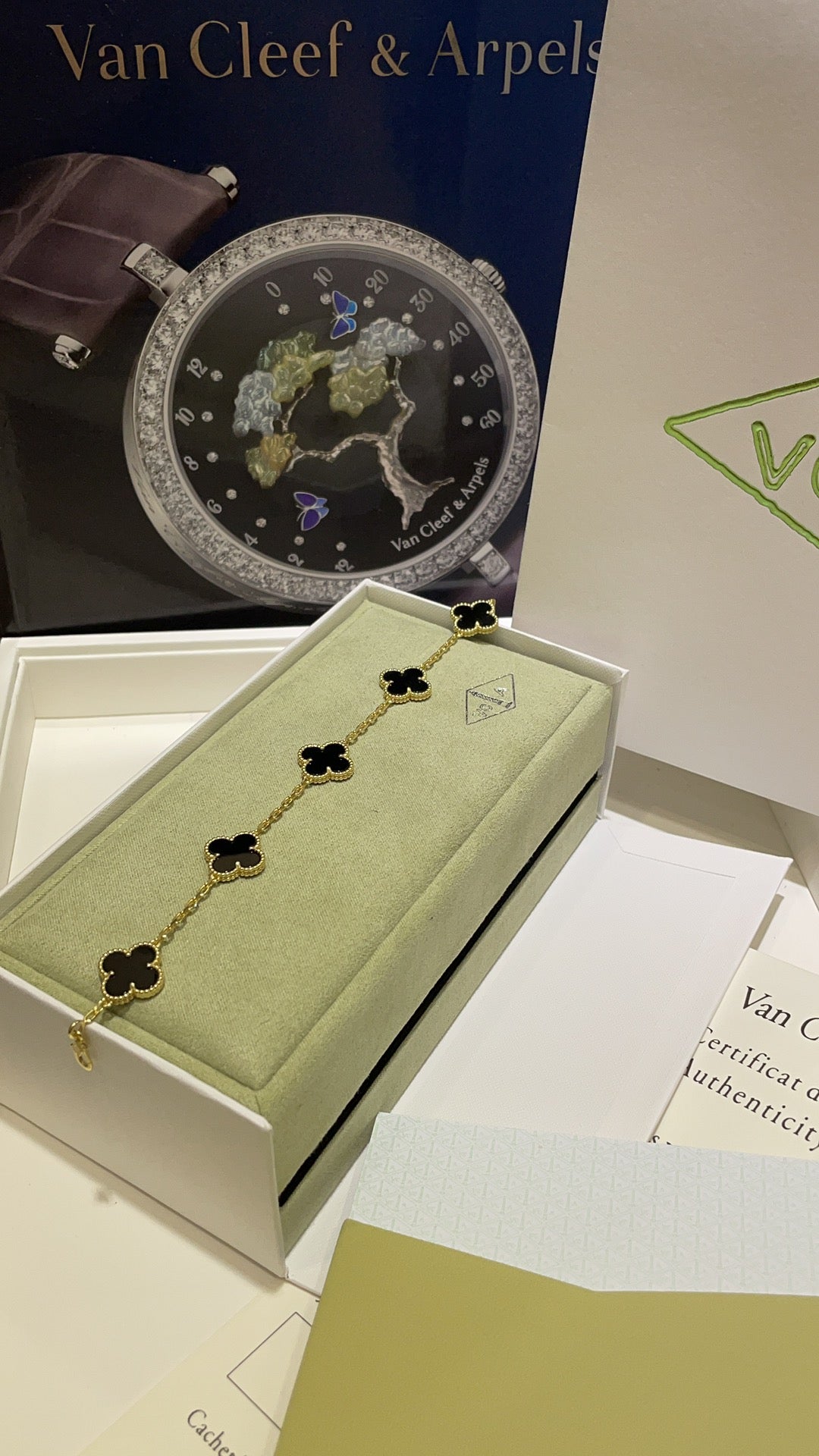 Black Agate Clover Bracelet in 18K Yellow Gold