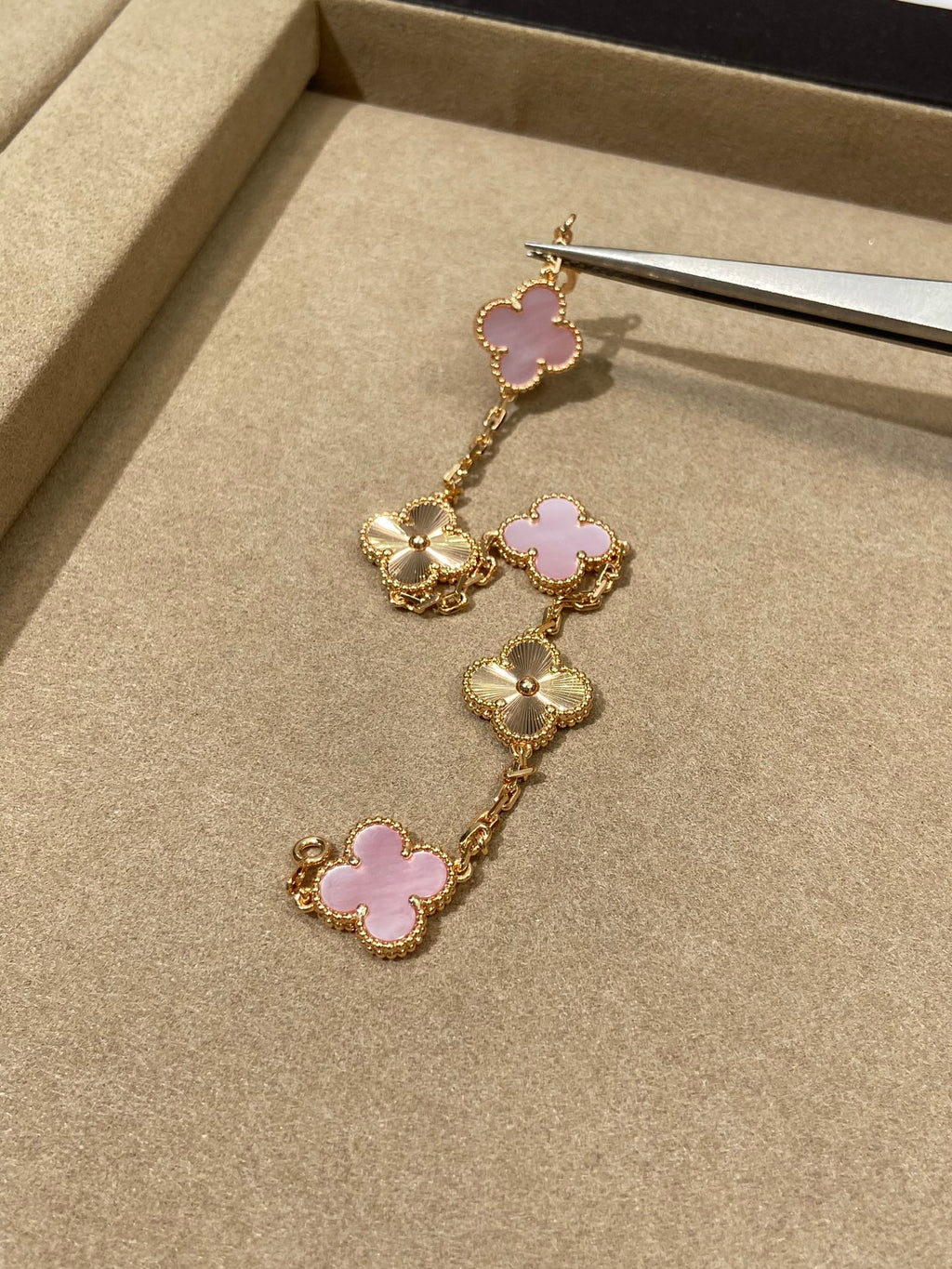 Pink Mother of Pearl Clover Bracelet in Yellow Gold