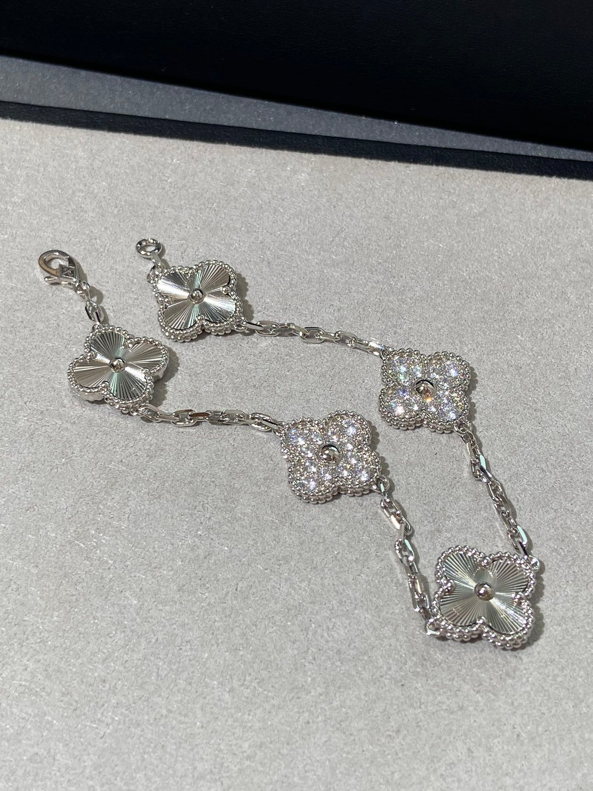 [RARE SALE] 18K White Gold Plated, High Carbon Diamonds Clovers Bracelet, 19 cm 5 motifs, White Gold, VCA Packaging