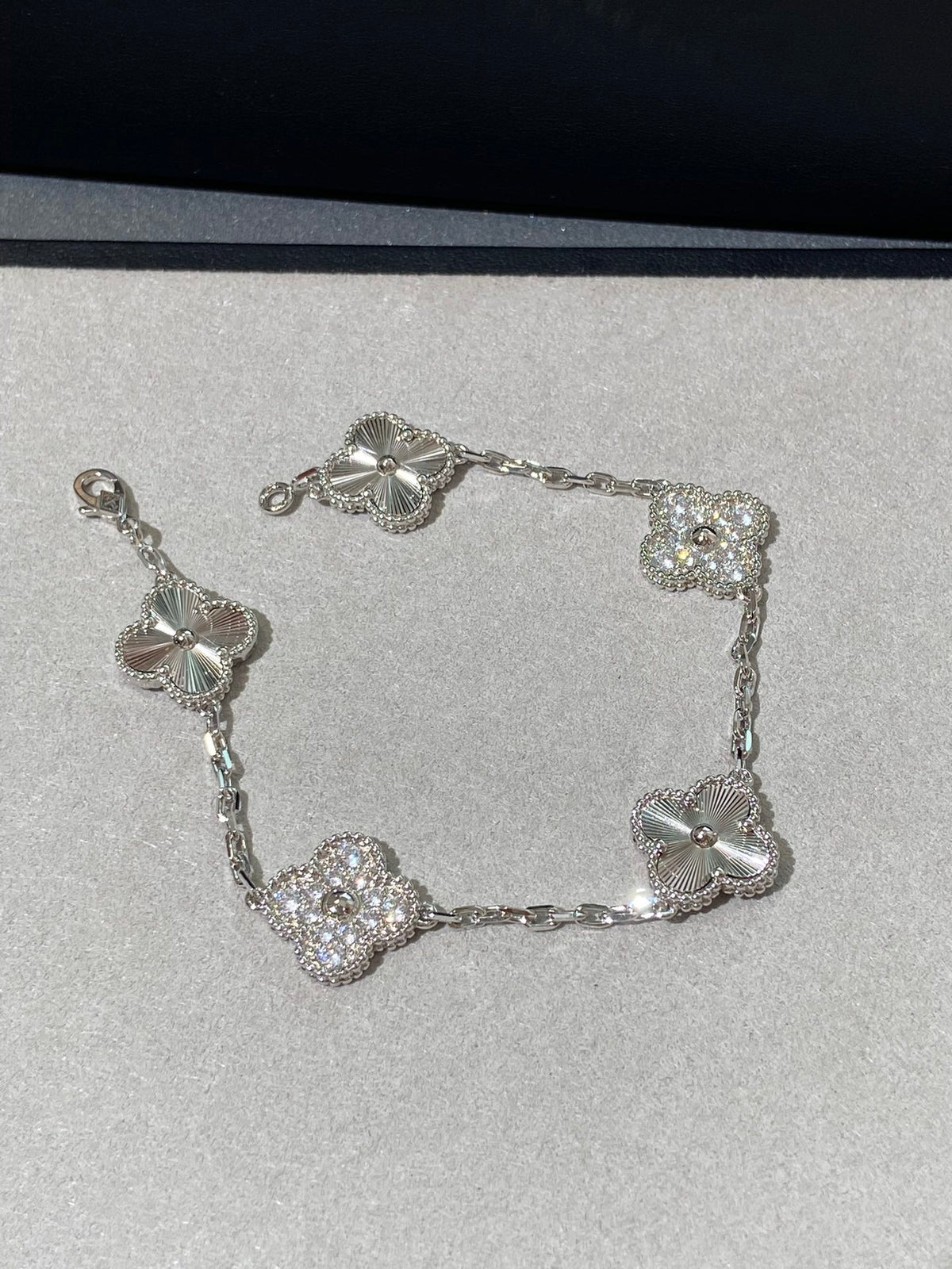 [RARE SALE] 18K White Gold Plated, High Carbon Diamonds Clovers Bracelet, 19 cm 5 motifs, White Gold, VCA Packaging